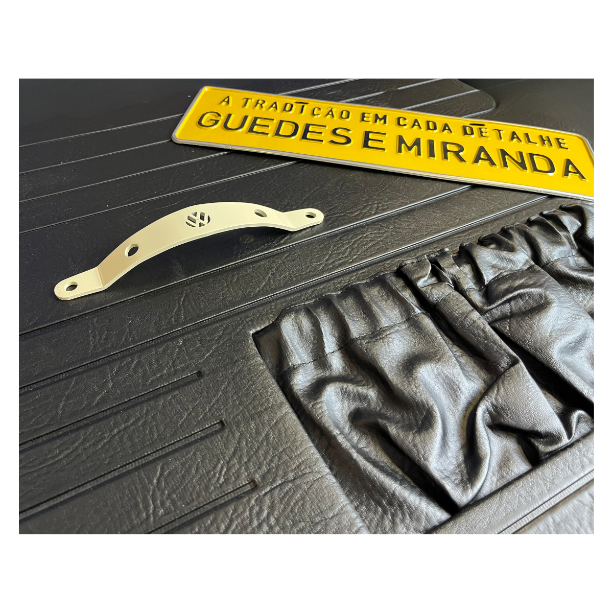 PUXADOR PORTA METAL BEGE COM LOGO NA FORRAÇÃO (2)