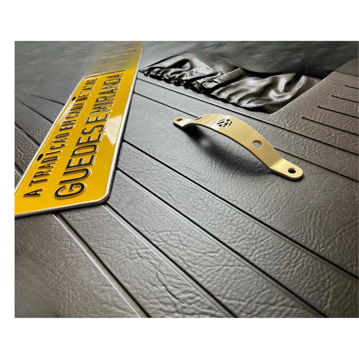 PUXADOR PORTA METAL BEGE COM LOGO NA FORRAÇÃO (3)