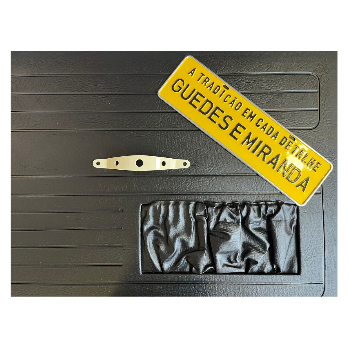 PUXADOR PORTA METAL BEGE NA FORRAÇÃO