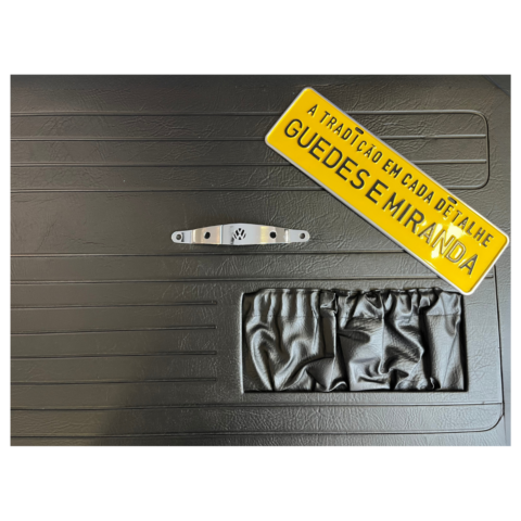 PUXADOR PORTA METAL CROMADO COM LOGO NA FORRAÇÃO