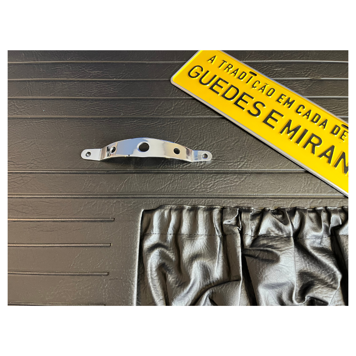 PUXADOR PORTA METAL CROMADO NA FORRAÇÃO