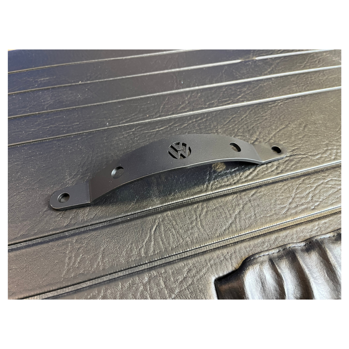 PUXADOR PORTA METAL PRETO COM LOGO NA FORRAÇÃO (2)