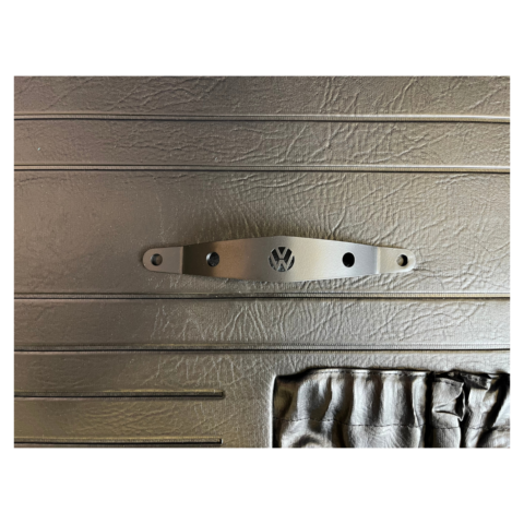 PUXADOR PORTA METAL PRETO COM LOGO NA FORRAÇÃO