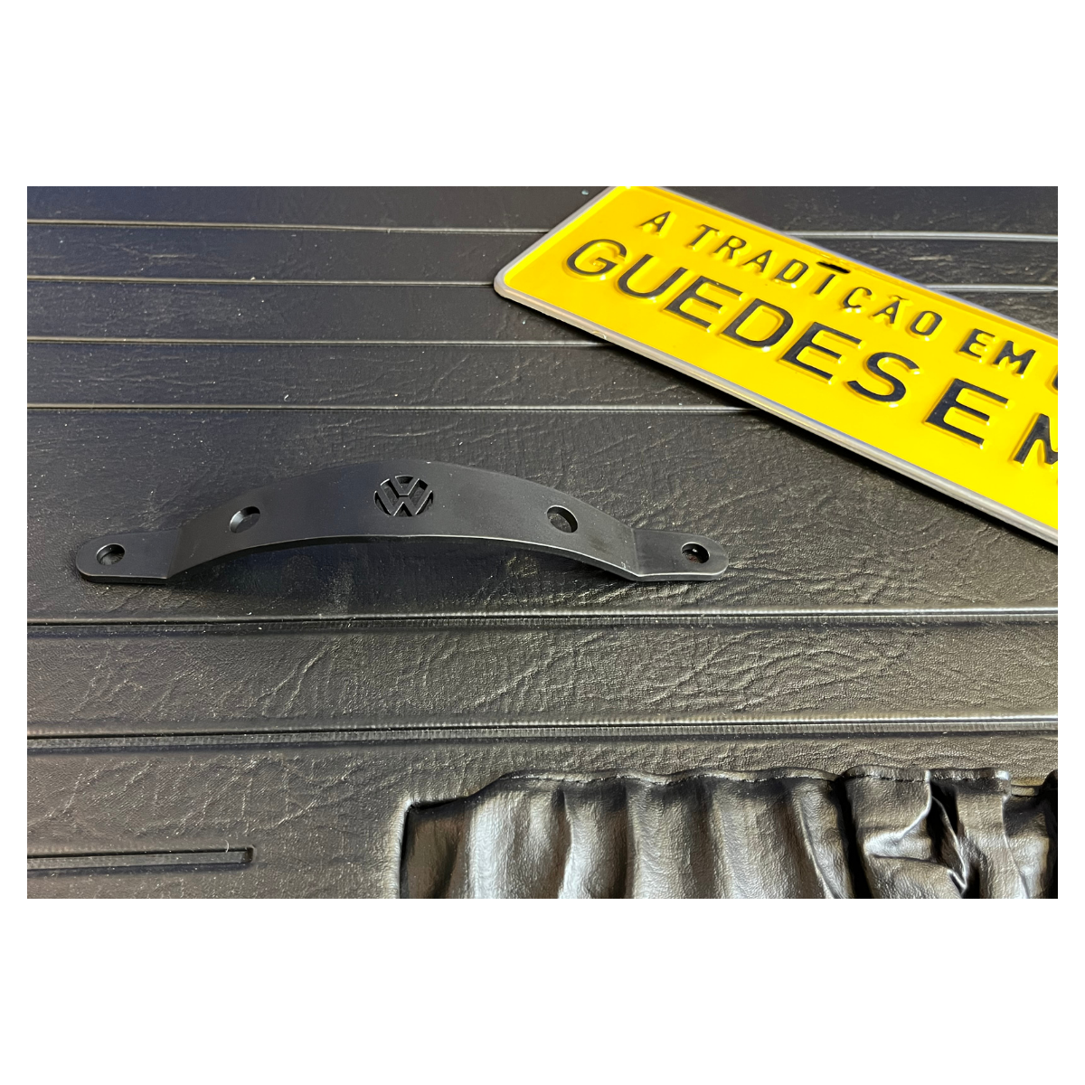 PUXADOR PORTA METAL PRETO COM LOGO NA FORRAÇÃO (6)