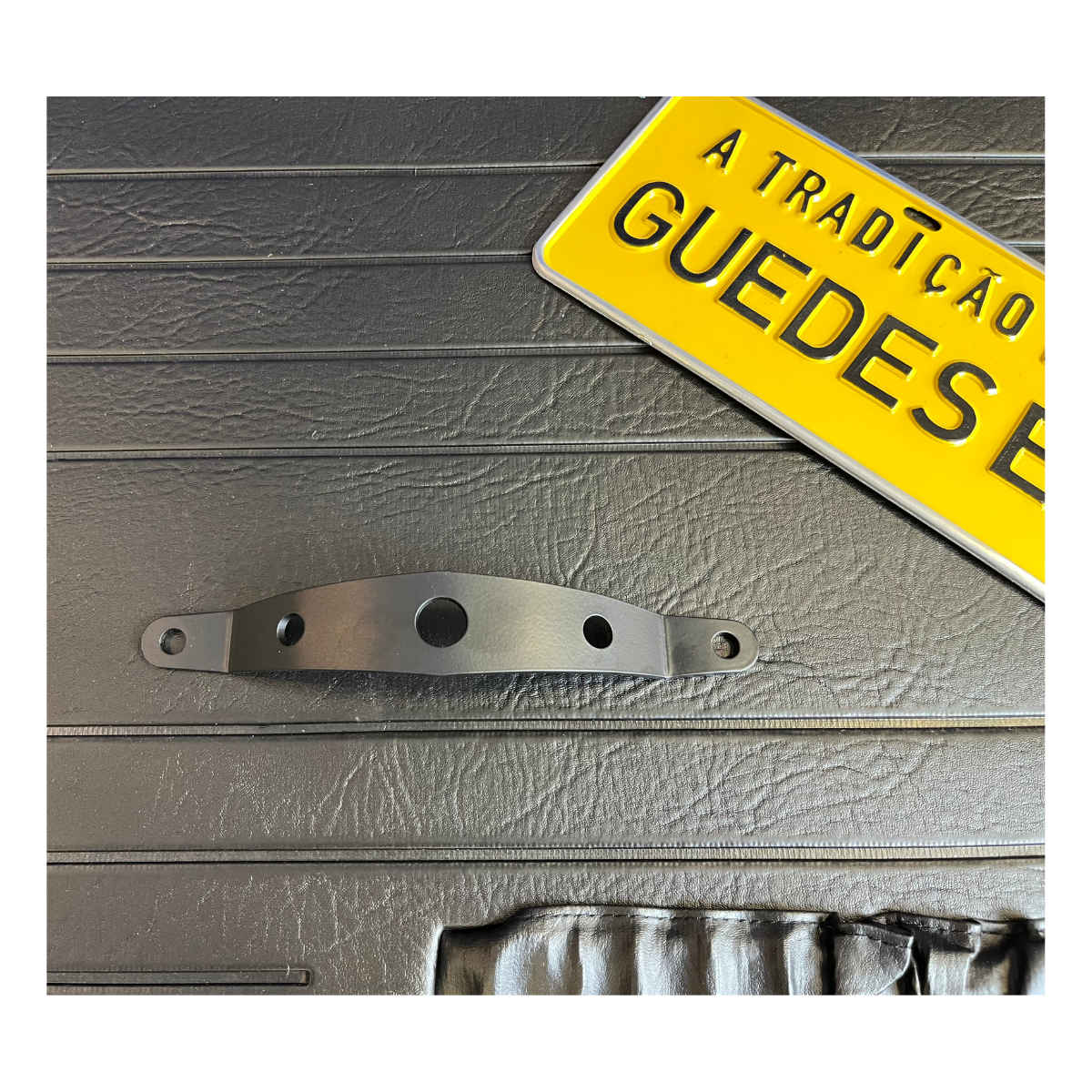 PUXADOR PORTA METAL PRETO NA FORRAÇÃO